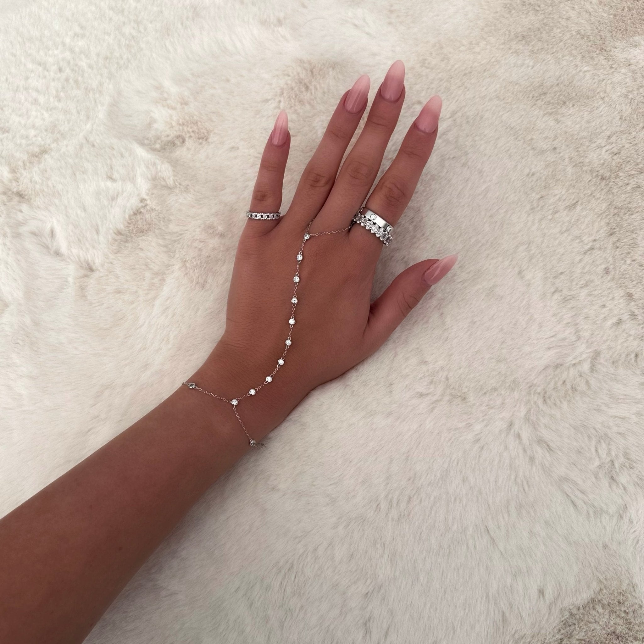 YOLANDA HAND CHAIN - SILVER - BLINGZ